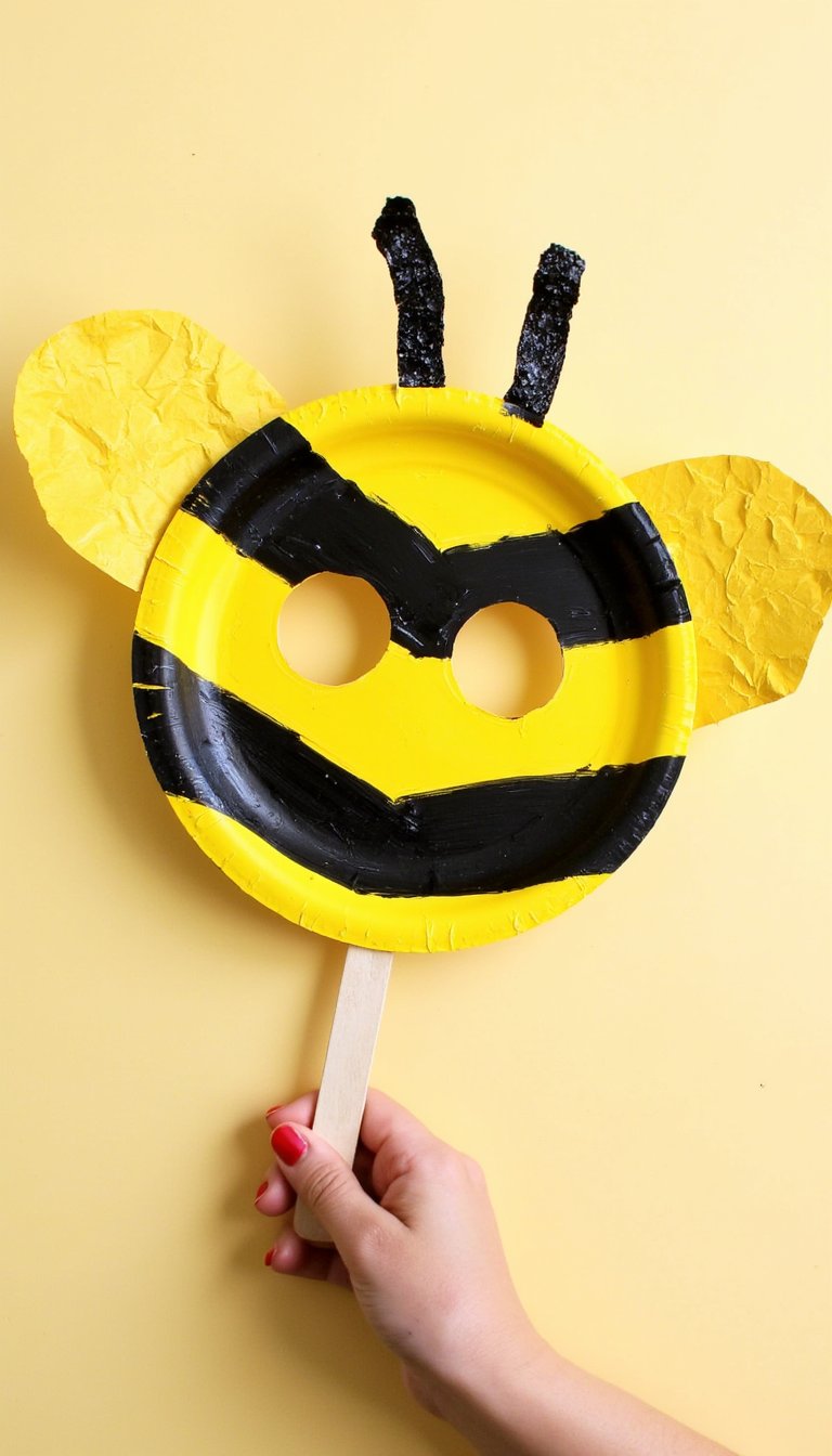 22. Paper Plate Bee Mask