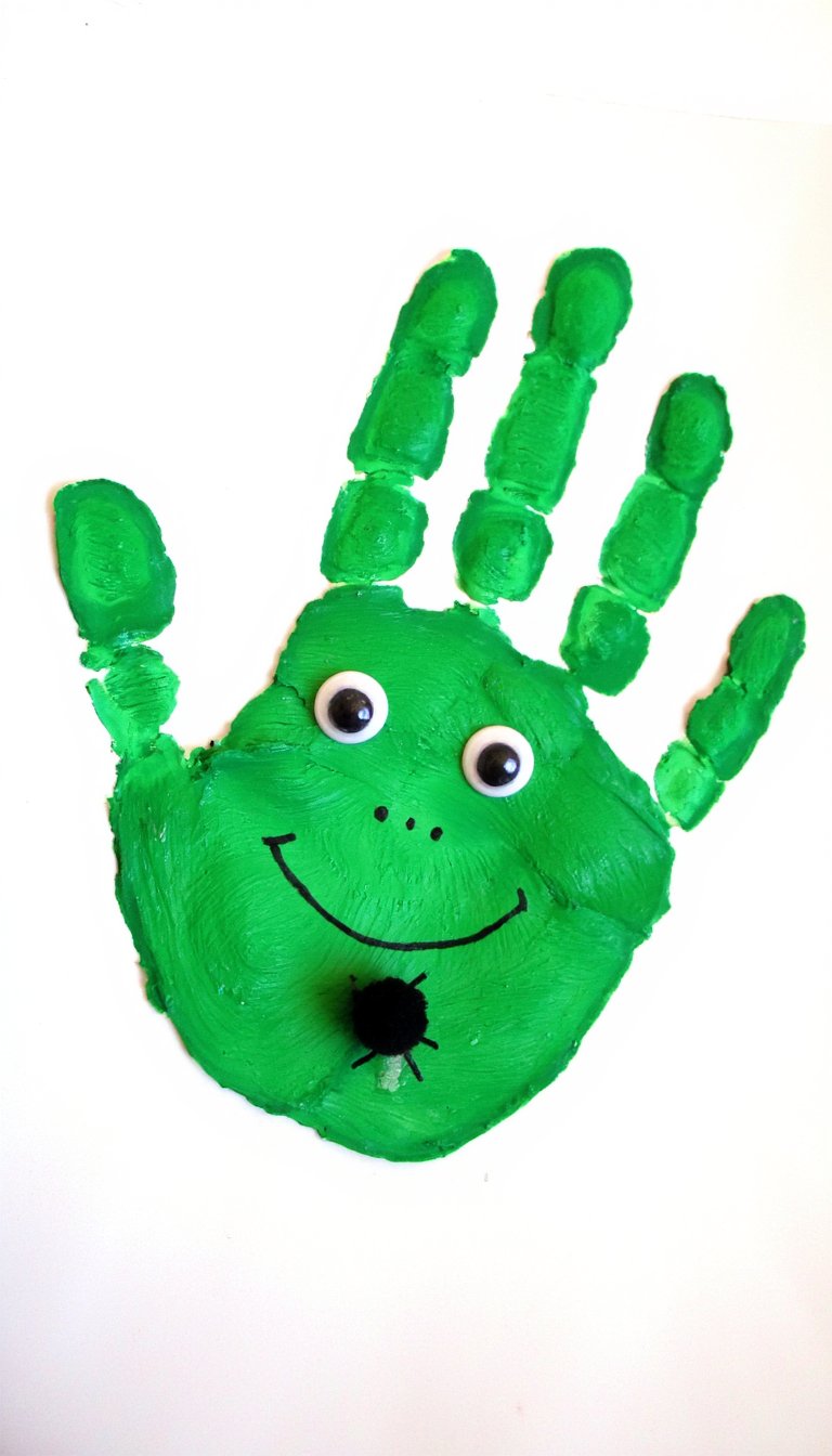 2. Handprint Frog with a Lil' Fly