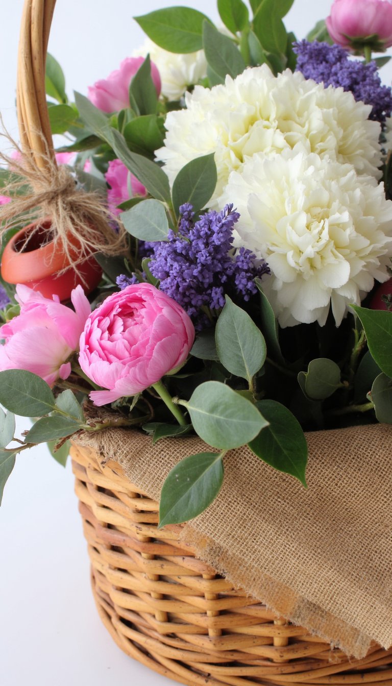 19. Blooming Springtime Centrepiece in a Basket